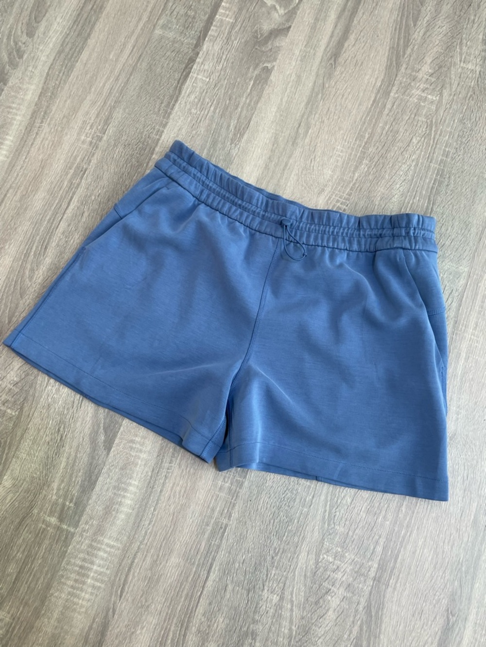 Lululemon Softstreme High-Rise Short 4"
Blue. Size 12